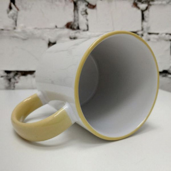 Кружка, цветная ручка и каемка (желтая)