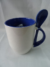 Керамическая кружка с ложкой в ручке (синяя)
