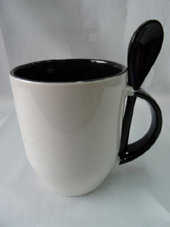 Керамическая кружка с ложкой в ручке (черная)