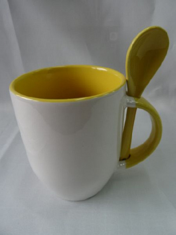 Керамическая кружка с ложкой в ручке (желтая)